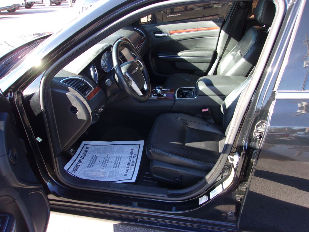Photo 12 of this CHRYSLER 300