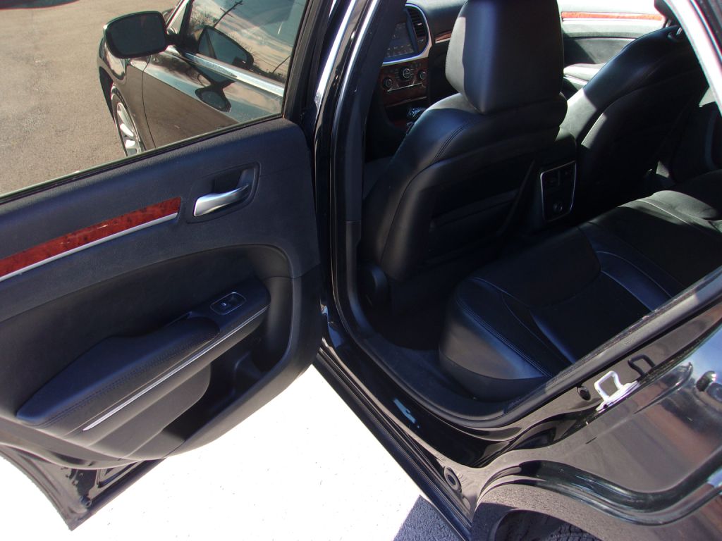 Photo 15 of this CHRYSLER 300