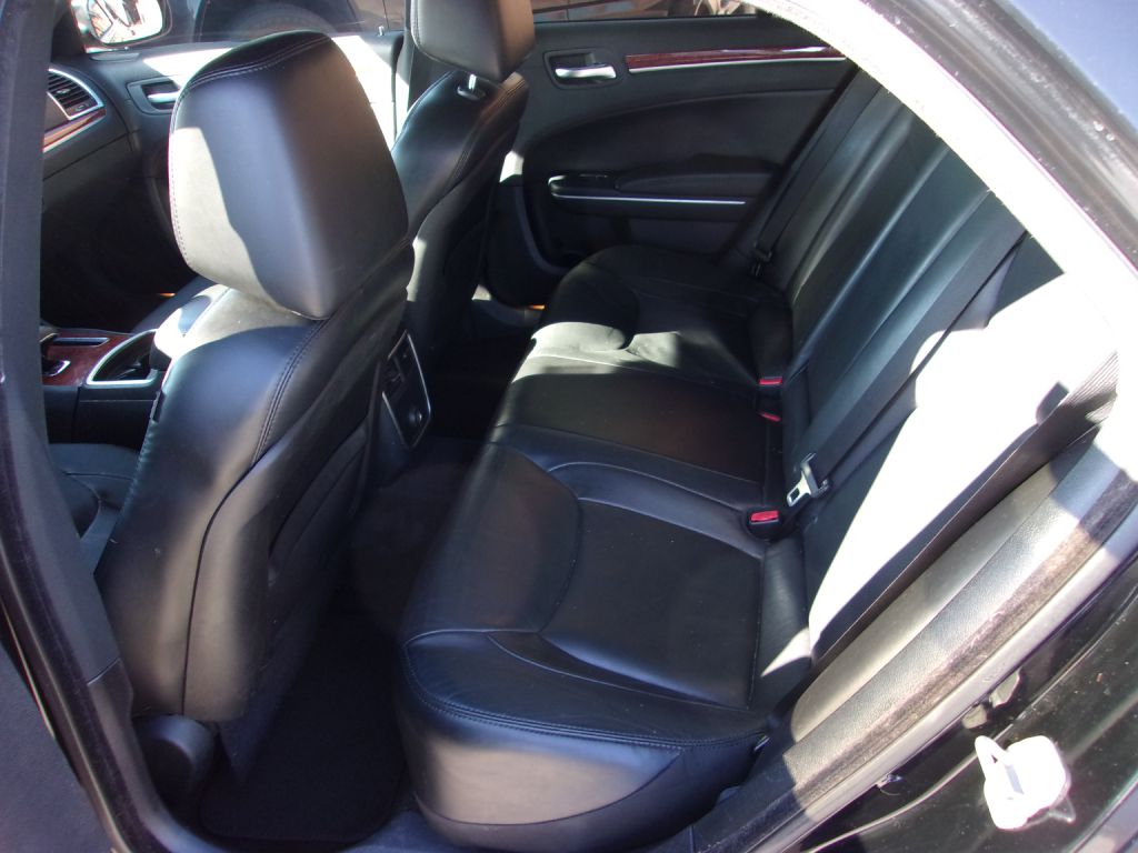 Photo 16 of this CHRYSLER 300
