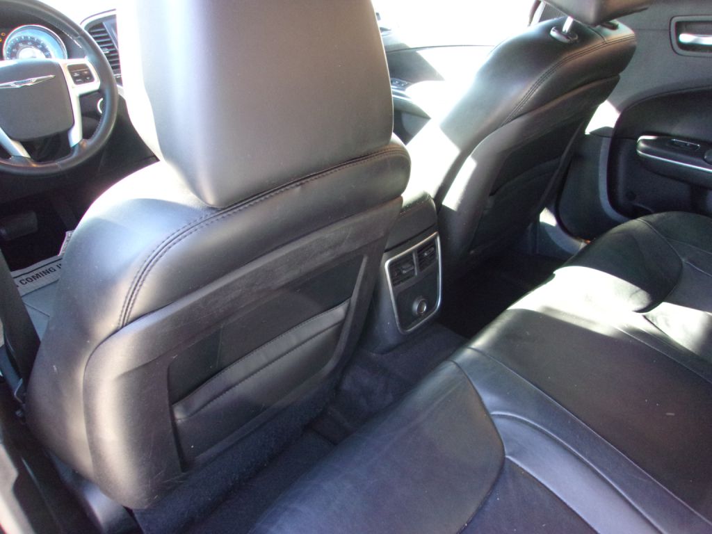 Photo 17 of this CHRYSLER 300