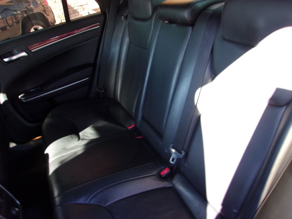 Photo 18 of this CHRYSLER 300