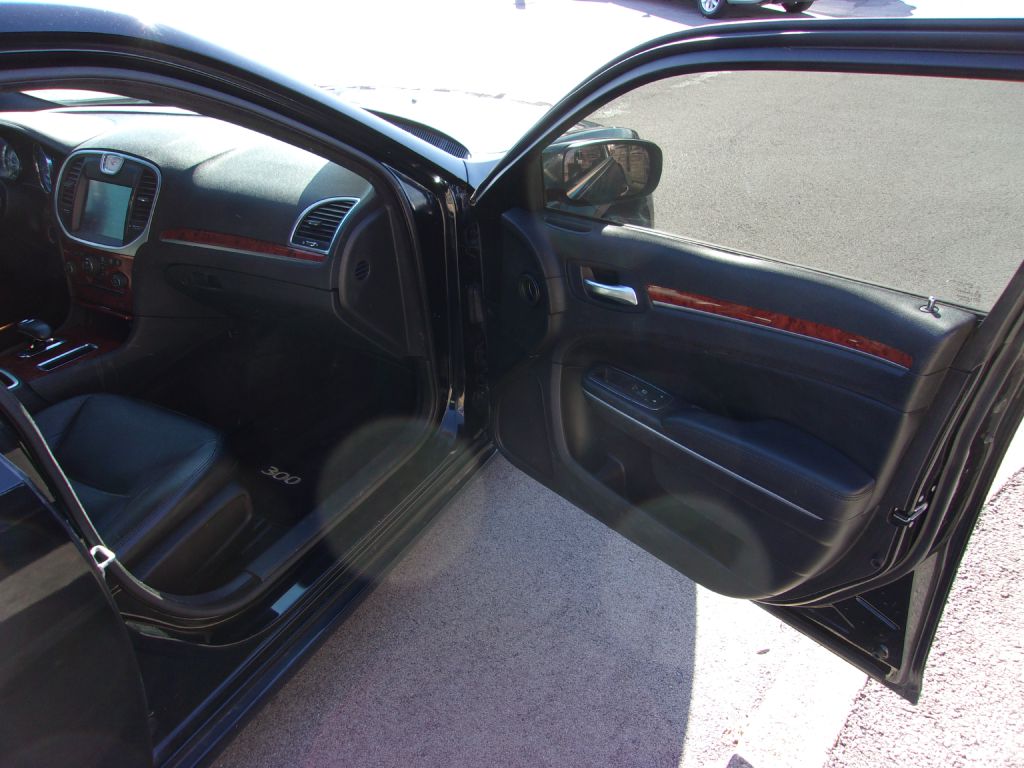 Photo 19 of this CHRYSLER 300