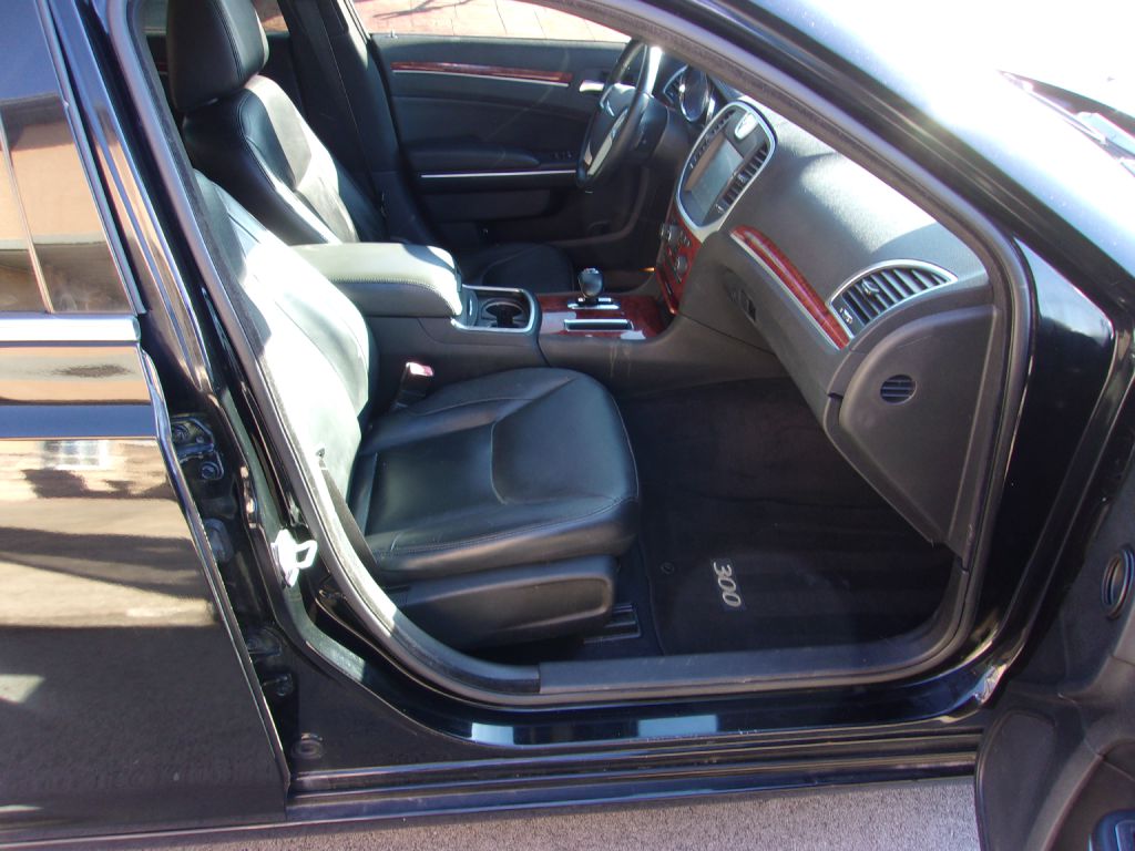 Photo 20 of this CHRYSLER 300