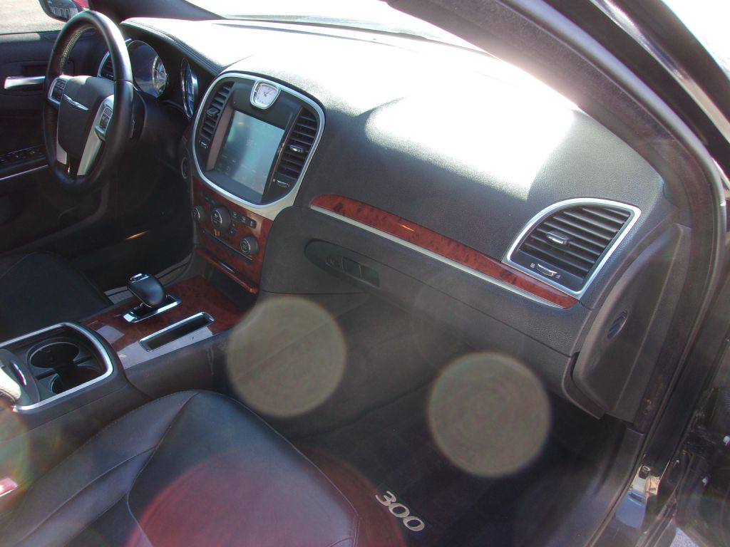 Photo 21 of this CHRYSLER 300