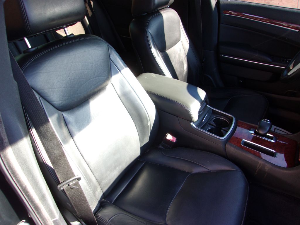 Photo 22 of this CHRYSLER 300