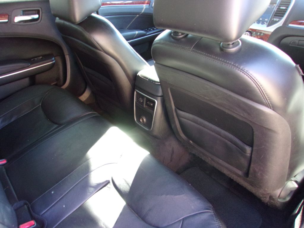 Photo 25 of this CHRYSLER 300