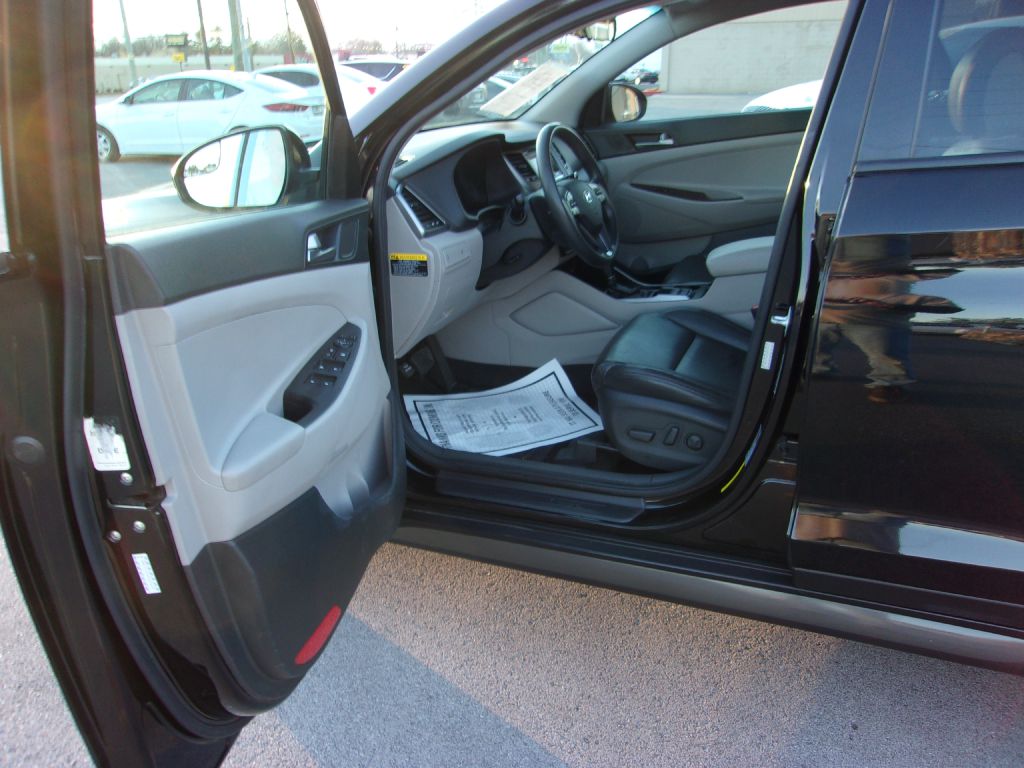 Photo 11 of this HYUNDAI TUCSON