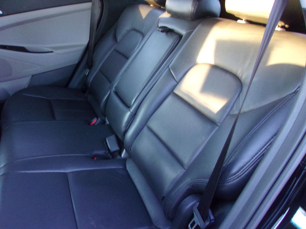 Photo 25 of this HYUNDAI TUCSON