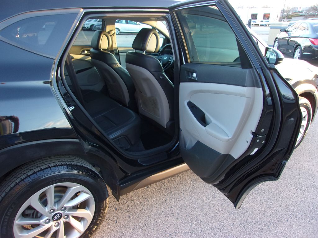 Photo 28 of this HYUNDAI TUCSON