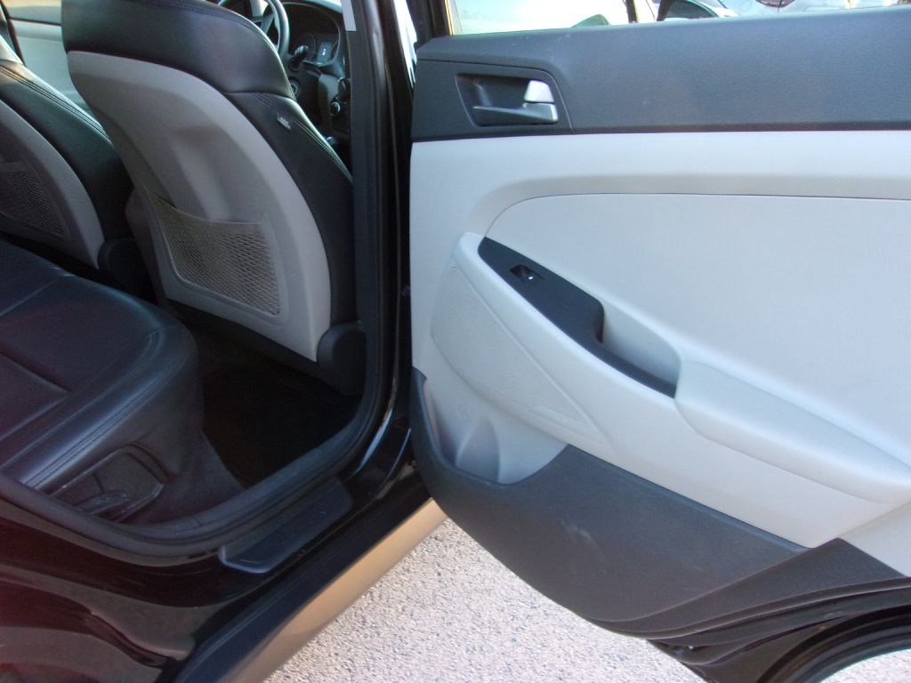Photo 29 of this HYUNDAI TUCSON