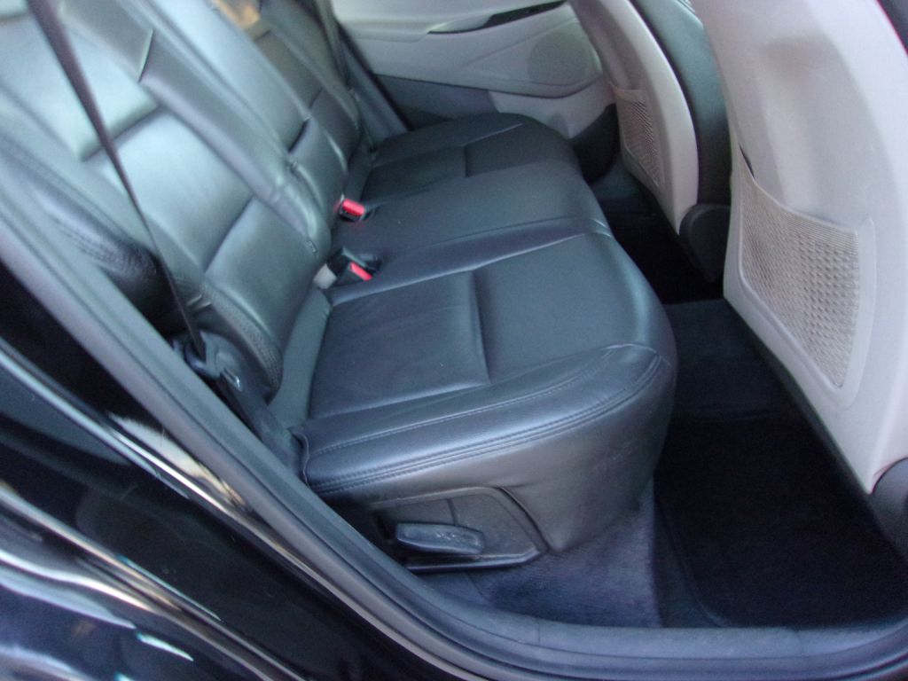 Photo 30 of this HYUNDAI TUCSON