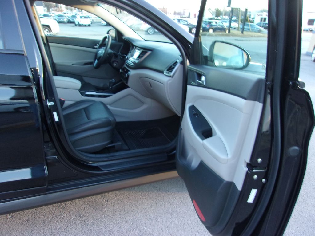 Photo 31 of this HYUNDAI TUCSON