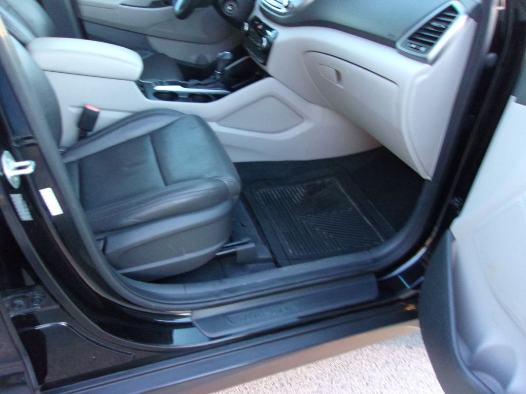 Photo 32 of this HYUNDAI TUCSON