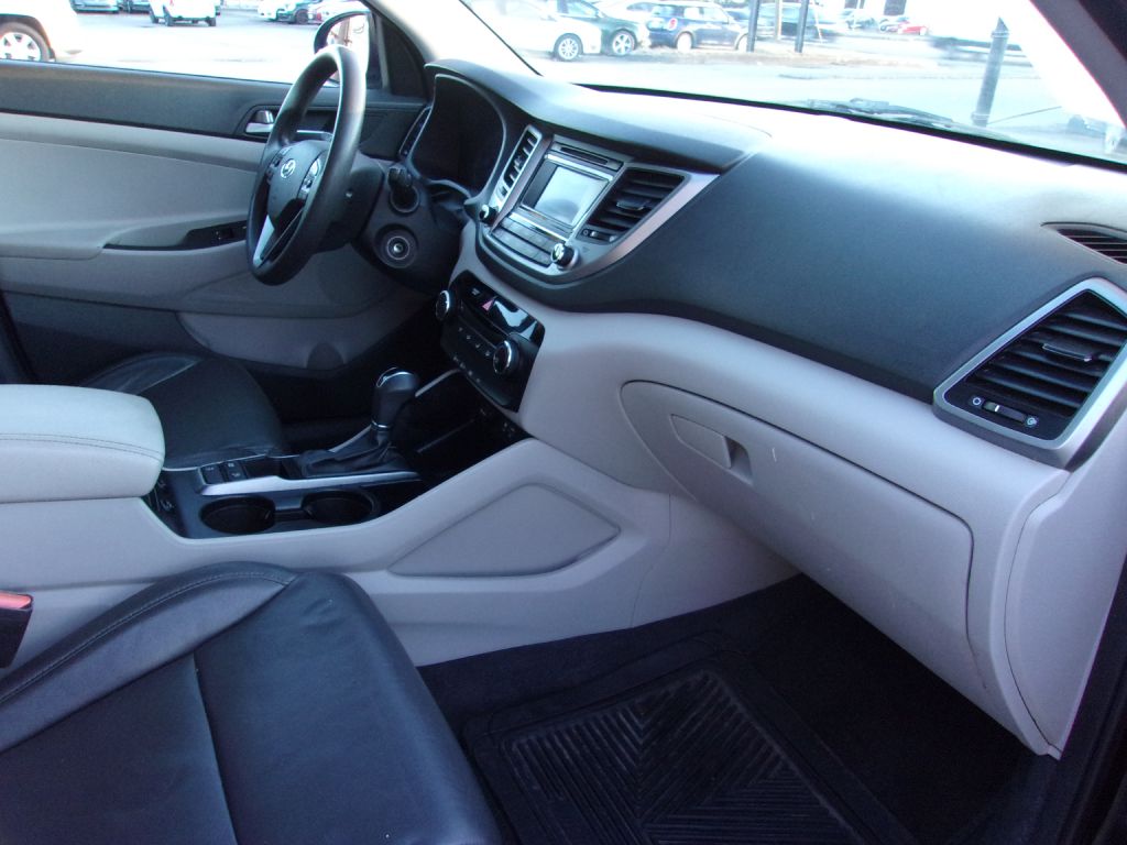 Photo 33 of this HYUNDAI TUCSON