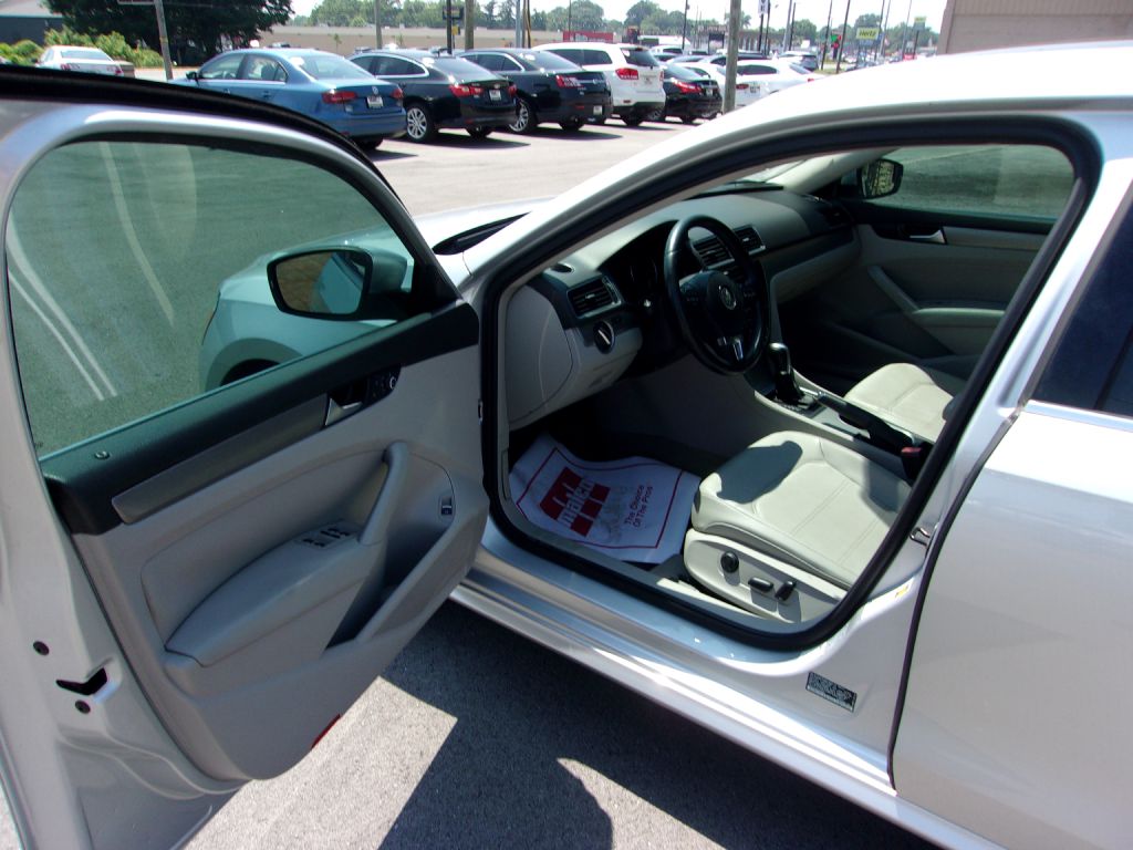 Photo 8 of this VOLKSWAGEN PASSAT