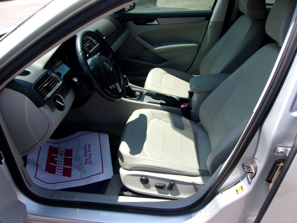 Photo 9 of this VOLKSWAGEN PASSAT