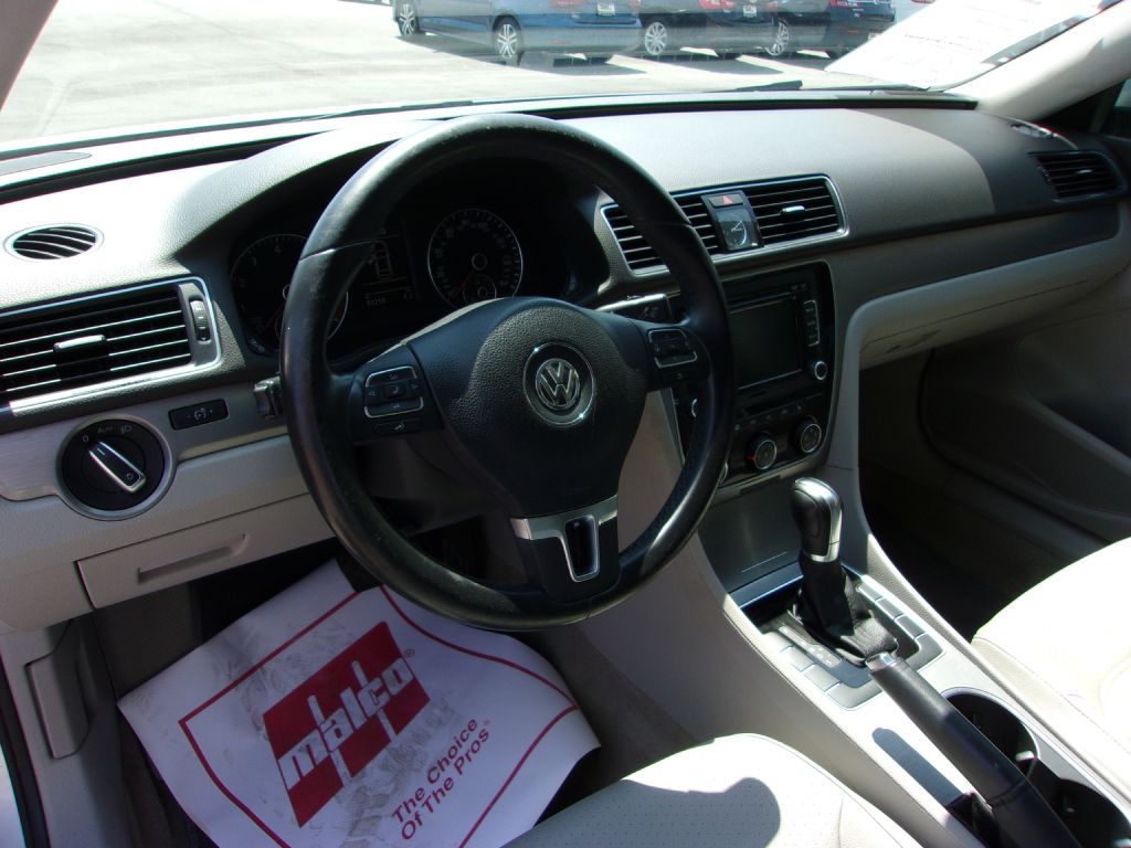 Photo 10 of this VOLKSWAGEN PASSAT