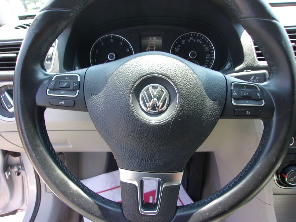 Photo 12 of this VOLKSWAGEN PASSAT