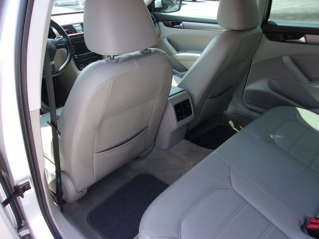 Photo 17 of this VOLKSWAGEN PASSAT