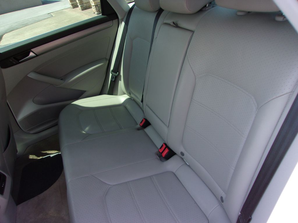 Photo 18 of this VOLKSWAGEN PASSAT