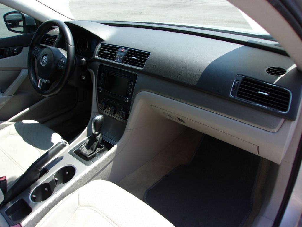 Photo 22 of this VOLKSWAGEN PASSAT