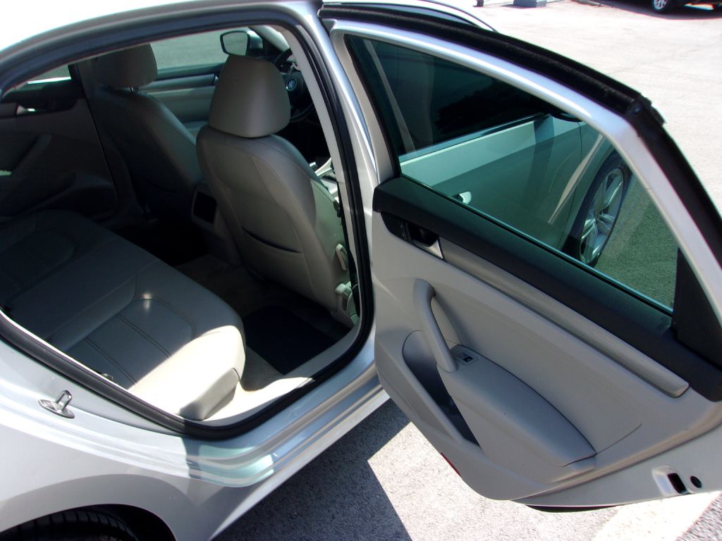 Photo 24 of this VOLKSWAGEN PASSAT