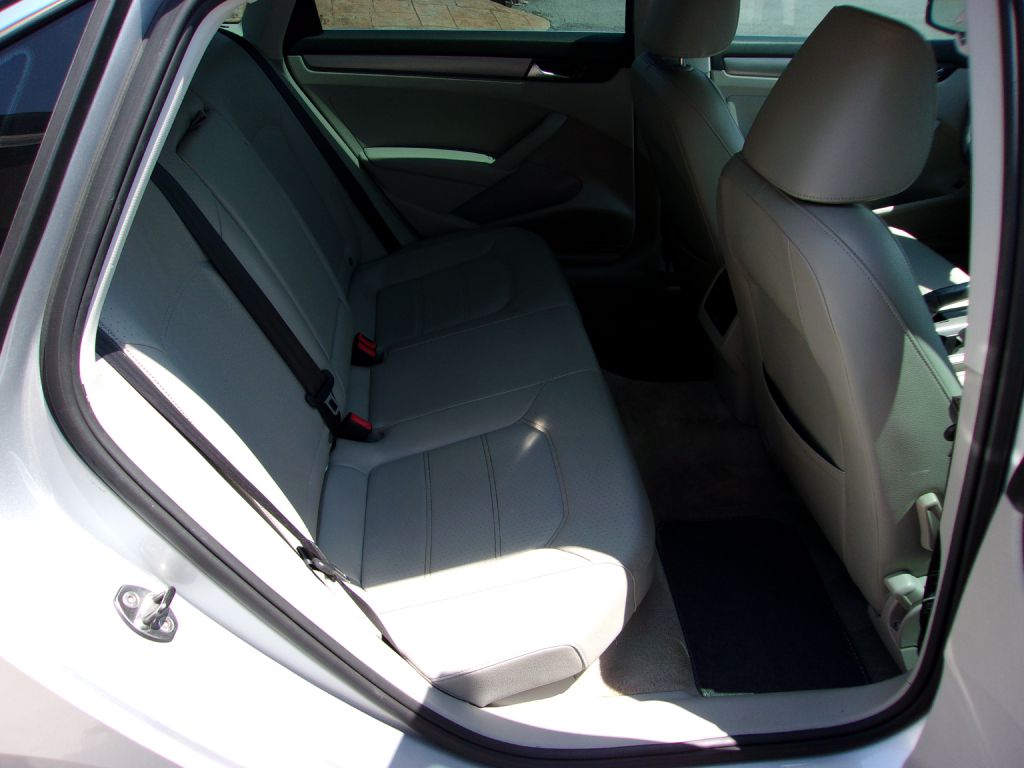 Photo 25 of this VOLKSWAGEN PASSAT