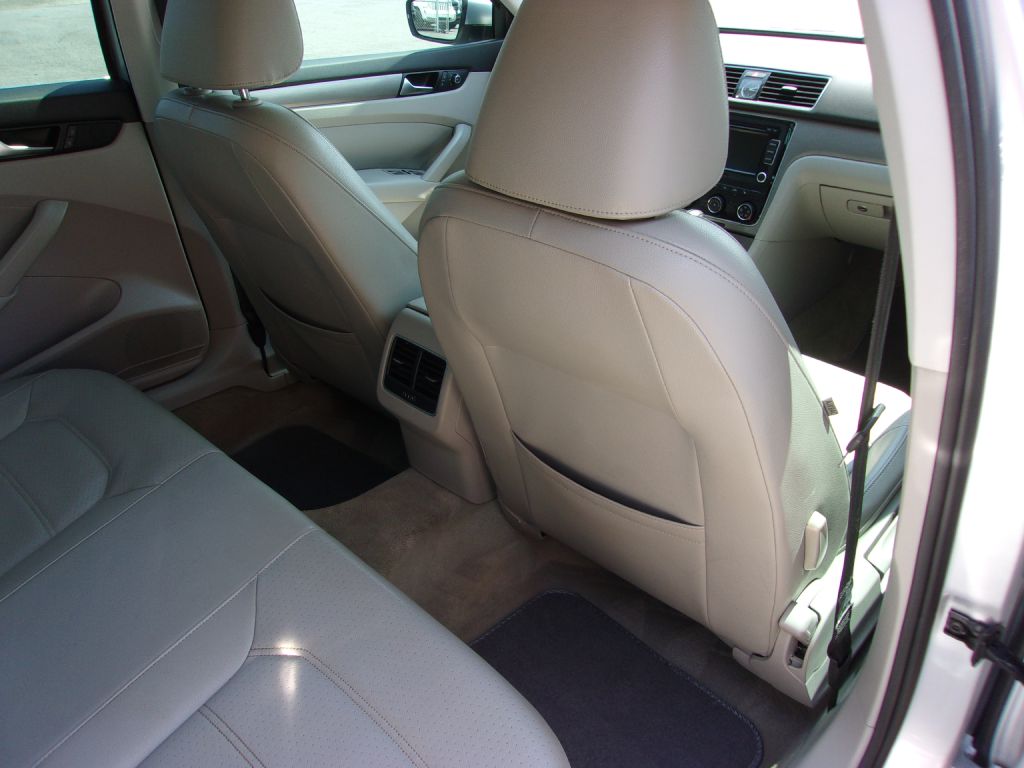 Photo 26 of this VOLKSWAGEN PASSAT