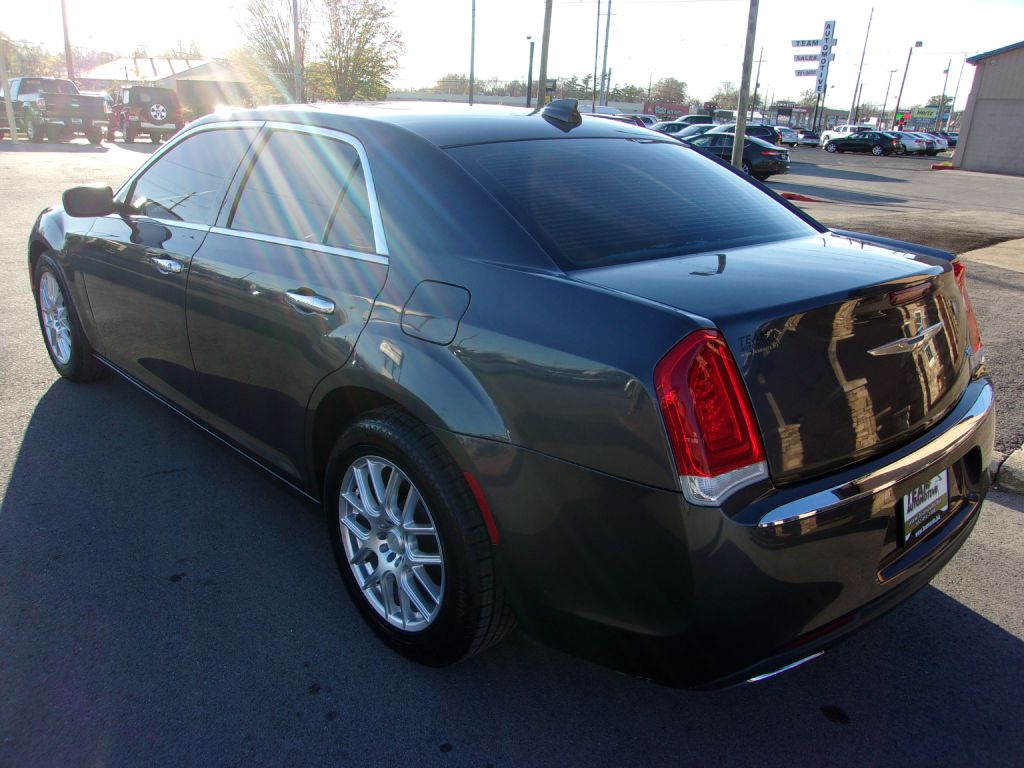 Photo 3 of this CHRYSLER 300C