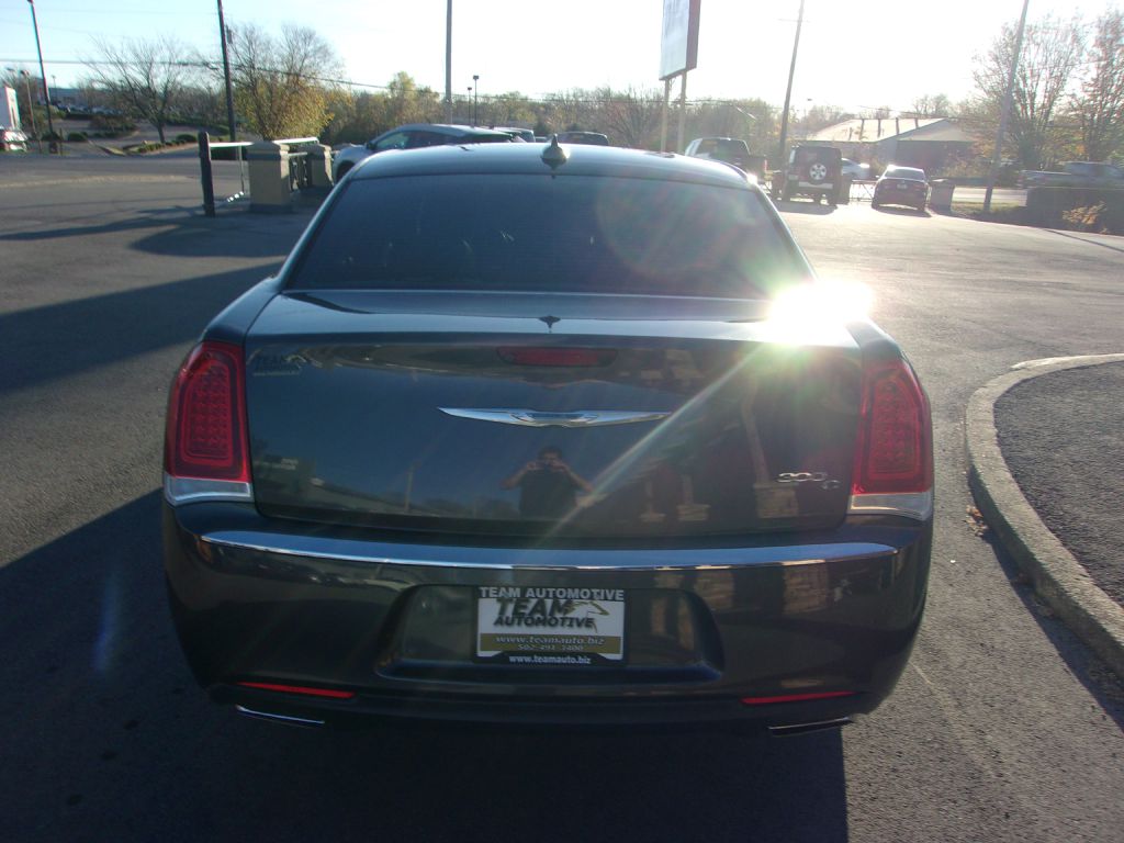 Photo 4 of this CHRYSLER 300C