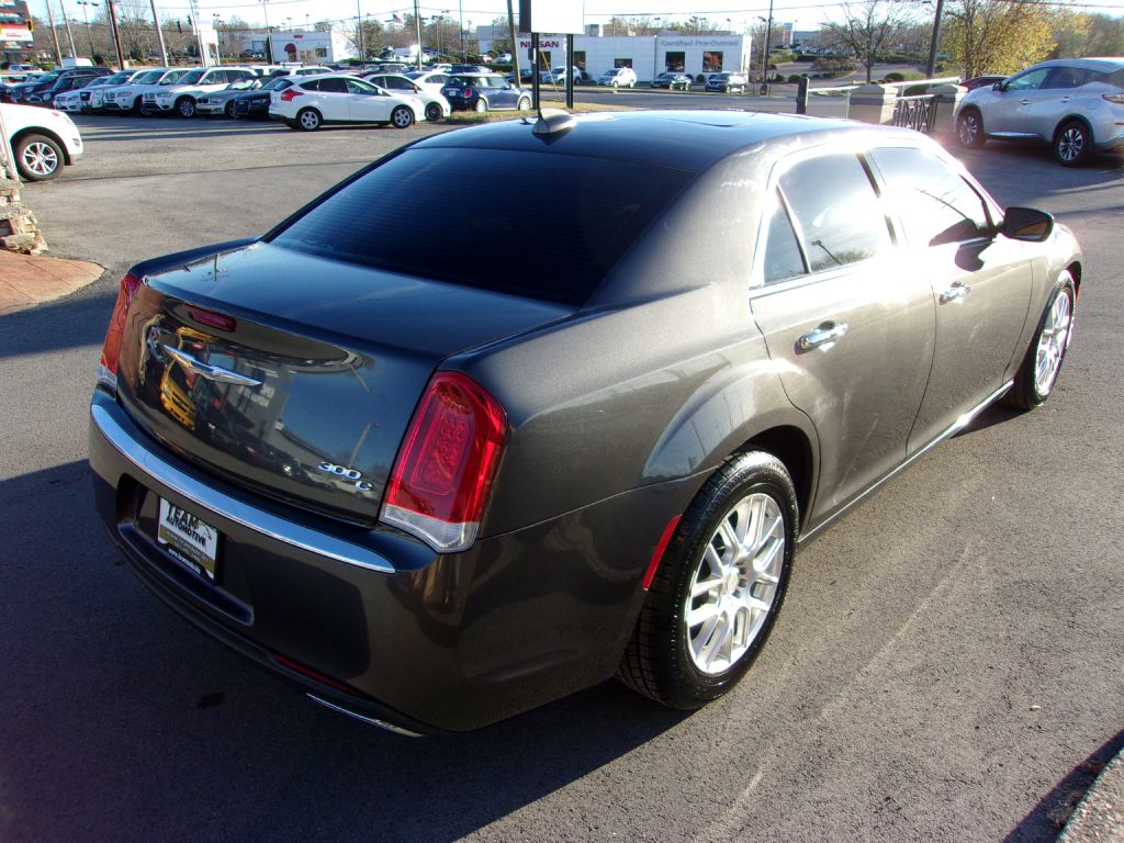 Photo 5 of this CHRYSLER 300C