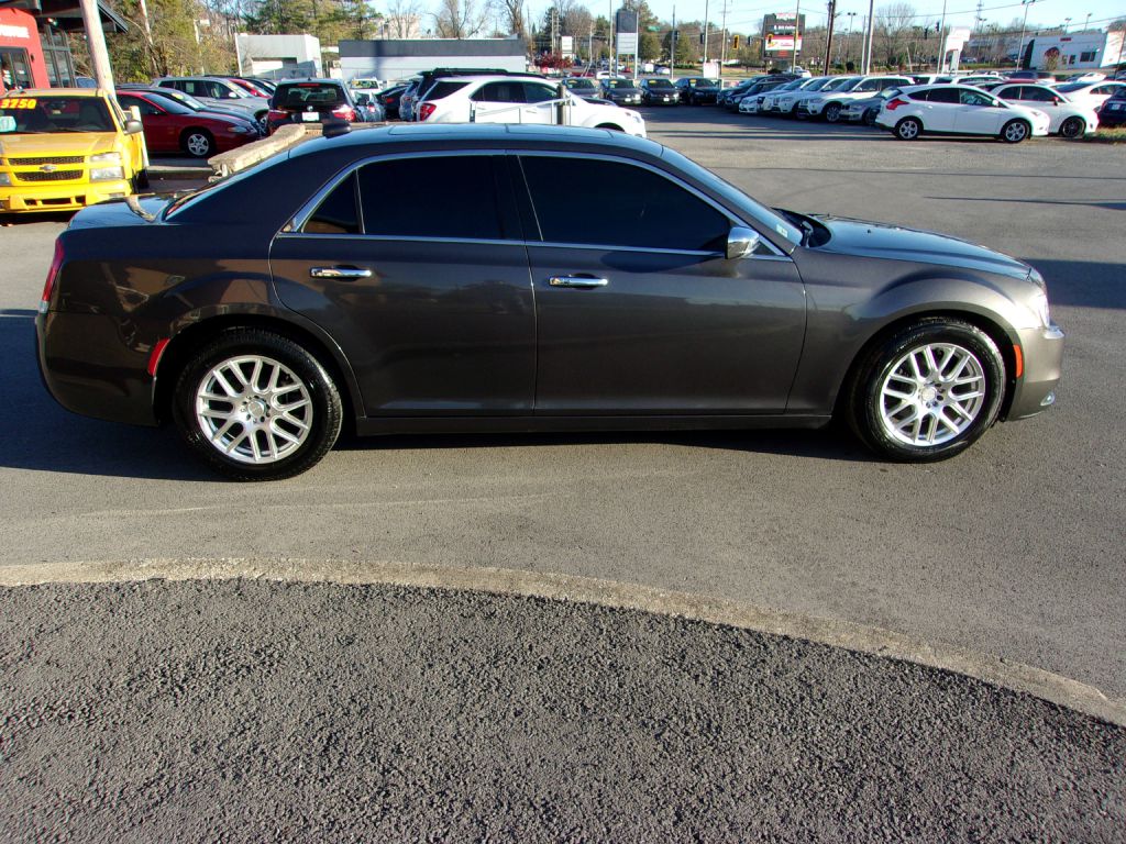 Photo 6 of this CHRYSLER 300C
