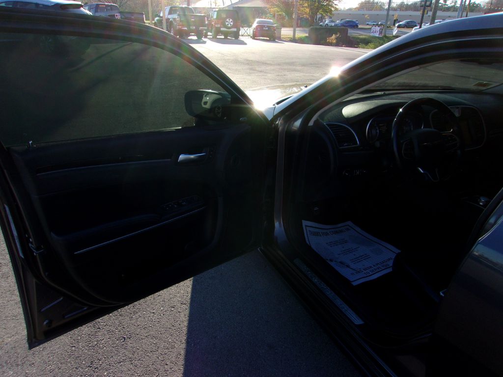 Photo 11 of this CHRYSLER 300C