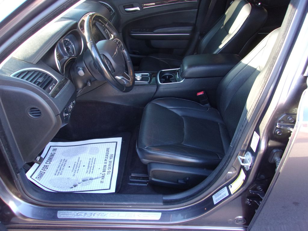 Photo 12 of this CHRYSLER 300C