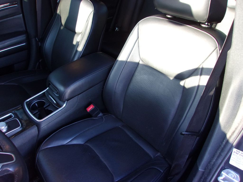 Photo 13 of this CHRYSLER 300C