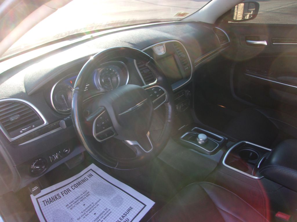 Photo 14 of this CHRYSLER 300C