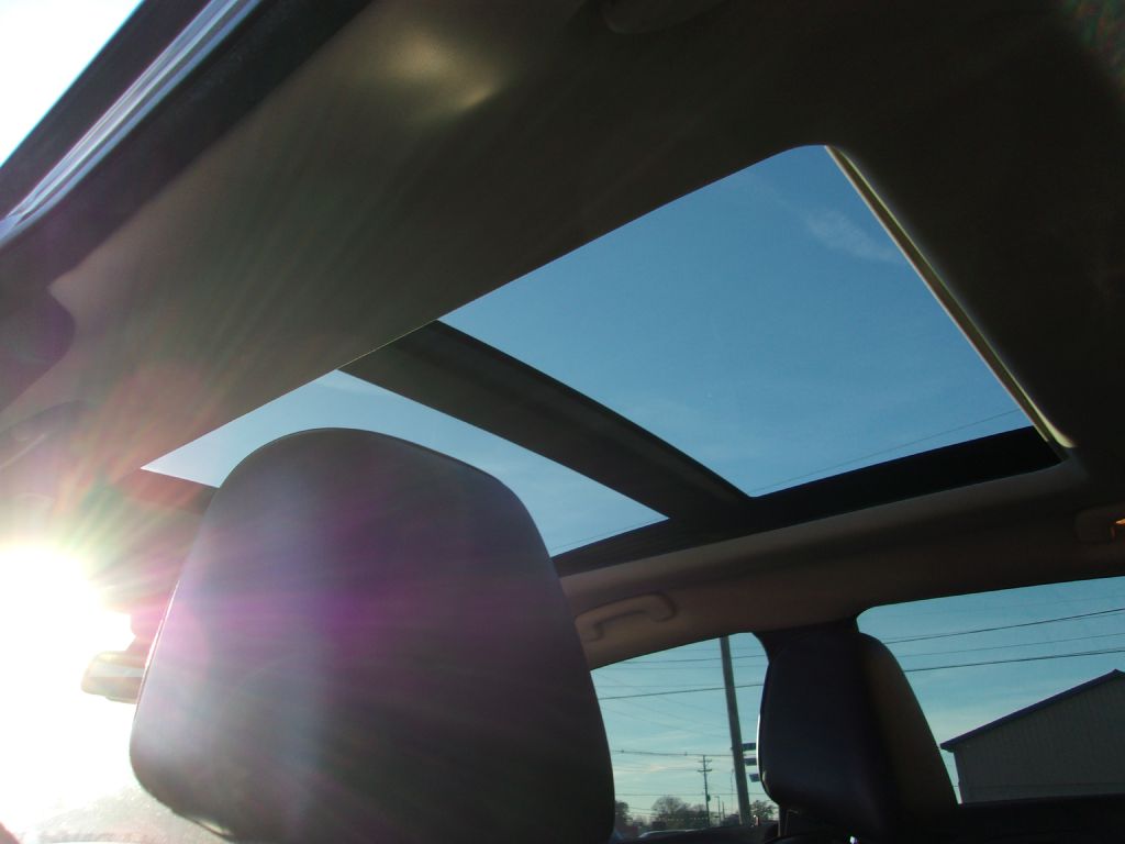 Photo 25 of this CHRYSLER 300C