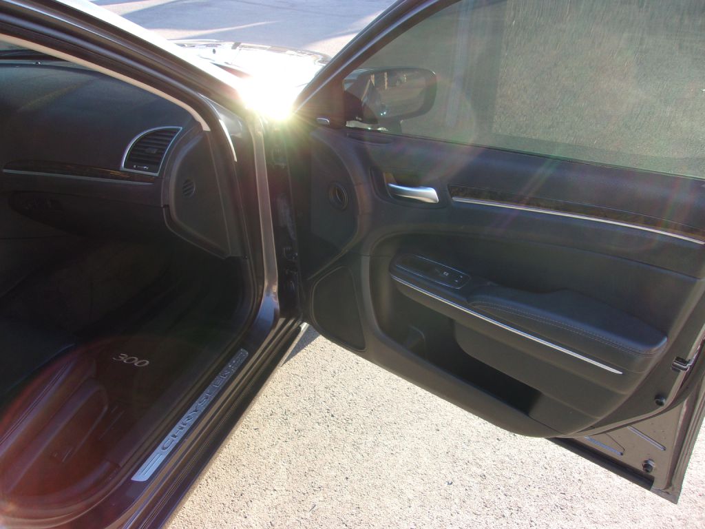 Photo 26 of this CHRYSLER 300C