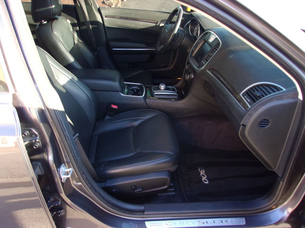 Photo 27 of this CHRYSLER 300C