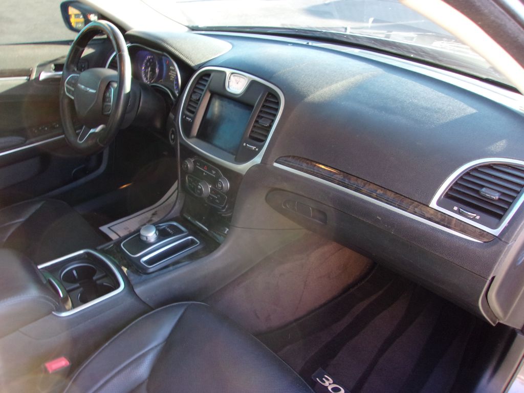 Photo 28 of this CHRYSLER 300C