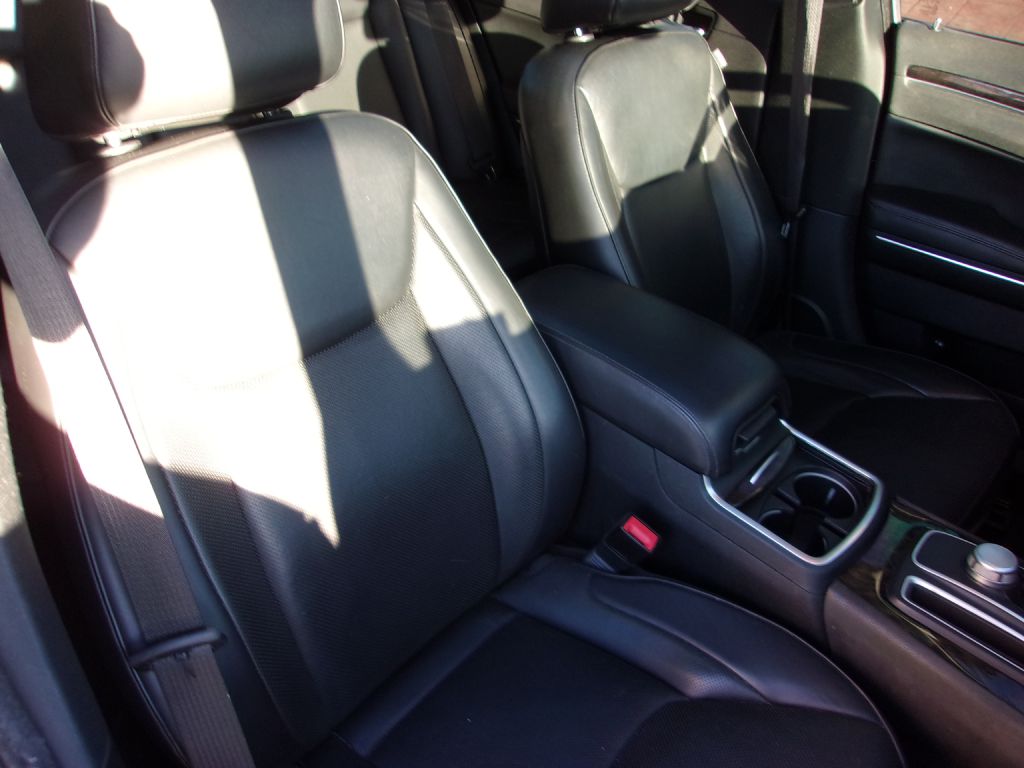 Photo 29 of this CHRYSLER 300C