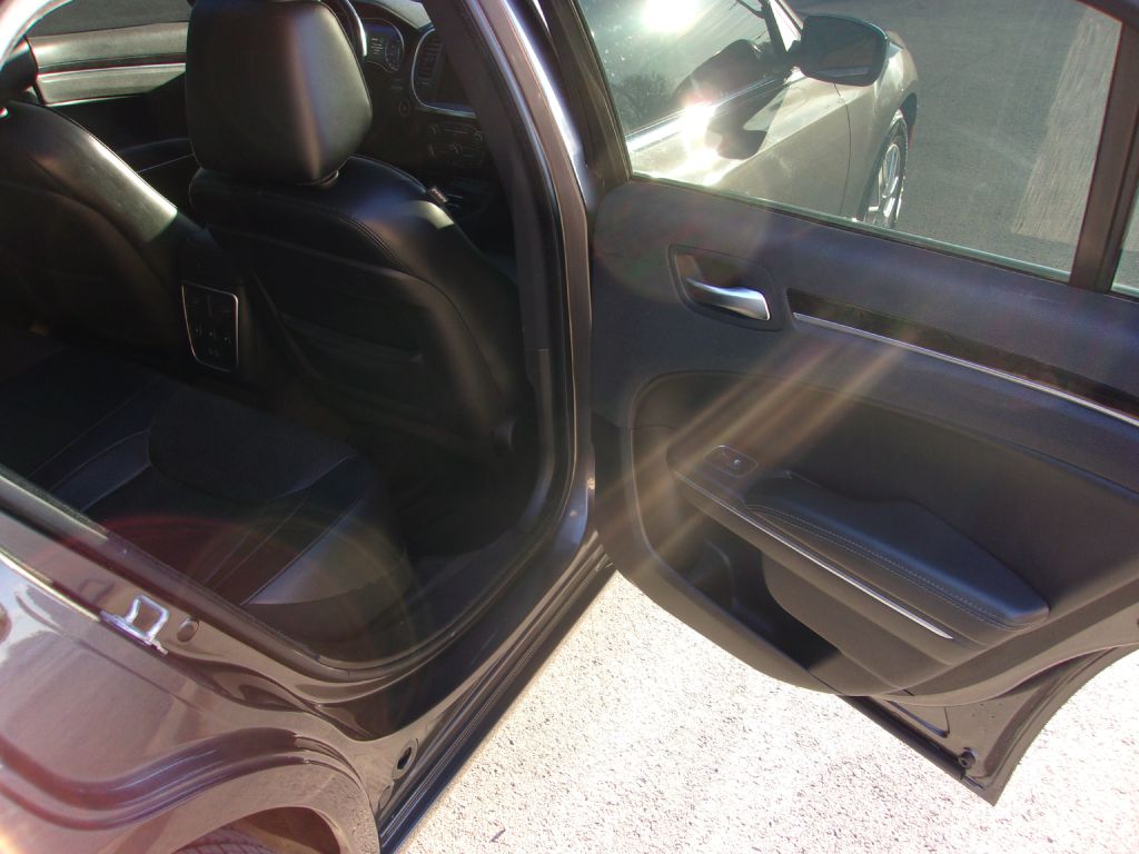 Photo 31 of this CHRYSLER 300C
