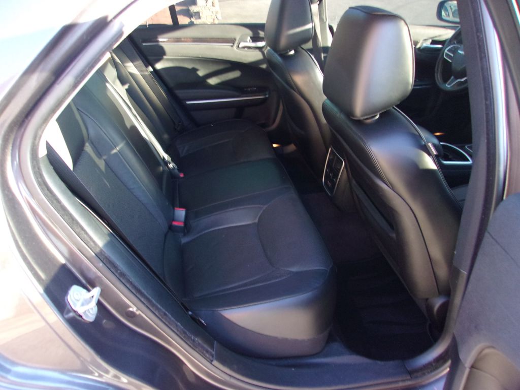 Photo 32 of this CHRYSLER 300C
