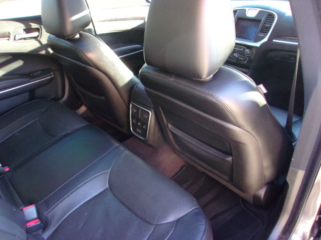 Photo 33 of this CHRYSLER 300C