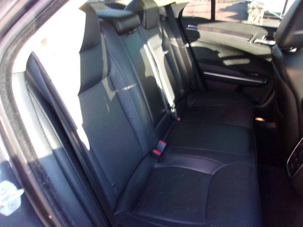 Photo 34 of this CHRYSLER 300C