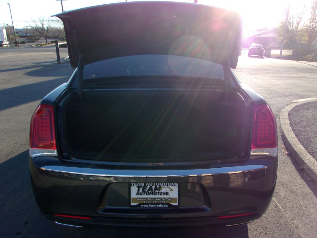 Photo 40 of this CHRYSLER 300C