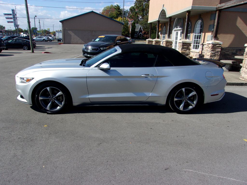 Photo 2 of this FORD MUSTANG