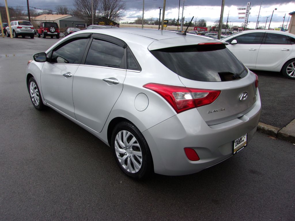 Photo 3 of this HYUNDAI ELANTRA GT
