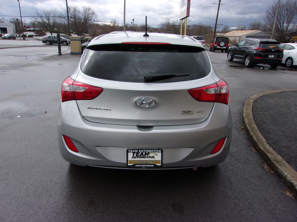 Photo 4 of this HYUNDAI ELANTRA GT