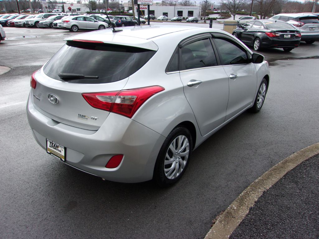 Photo 5 of this HYUNDAI ELANTRA GT